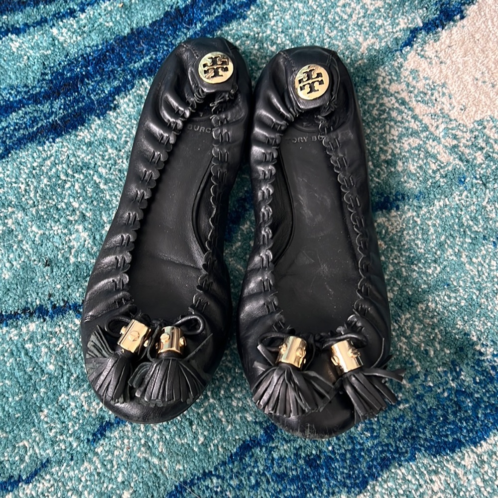 TORY BURCH BLACK BALLET FLATS WITH GOLD DETAIL SIZE 7.5 - Picture 1 of 4